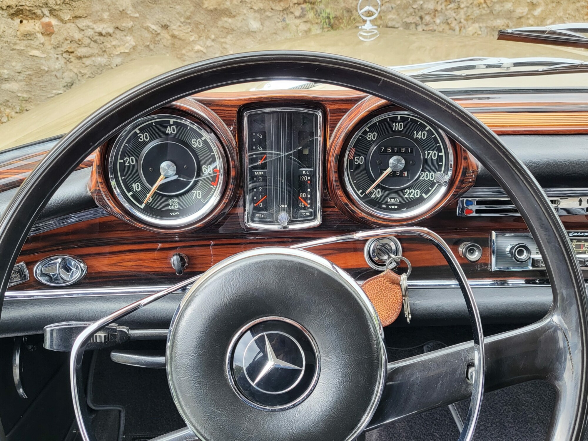 Mercedes 250SE – Image 12